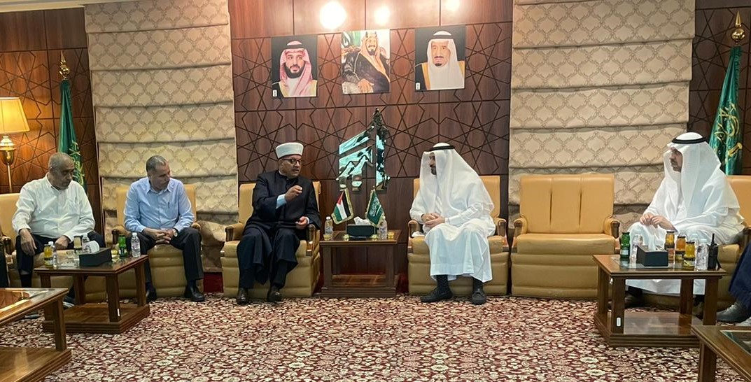 البكري خلال بحثه مع "الأهلية لمطوفي الحجاج" ترتيبات استقبالهم في المشاعر المقدسة